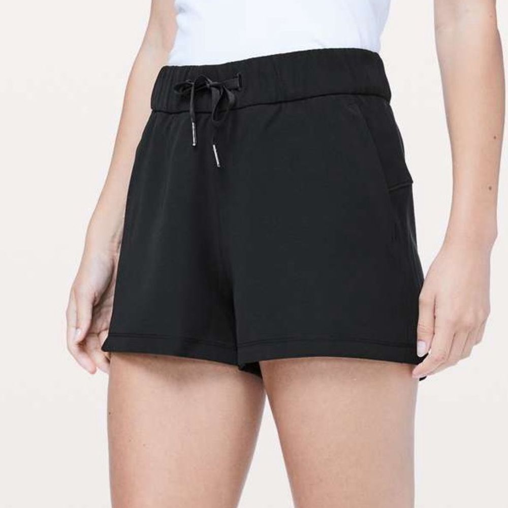 Lululemon On The Fly Short *Woven *2.5" In Black Size 6